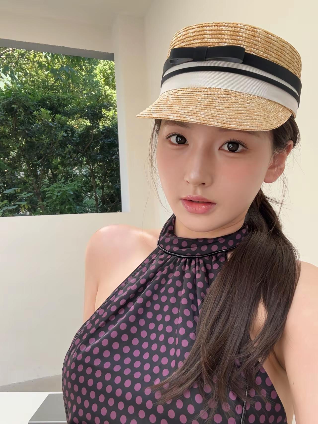 🌿 城市绿洲里的穿搭随拍
 
波点挂脖上衣的复古感，搭配草编帽和细跟凉鞋，在都