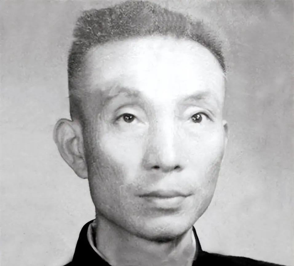 1939年，日军召开宴会，军统特工詹长麟趁机混入其中，他拿出了一包剧毒，悄悄撒进