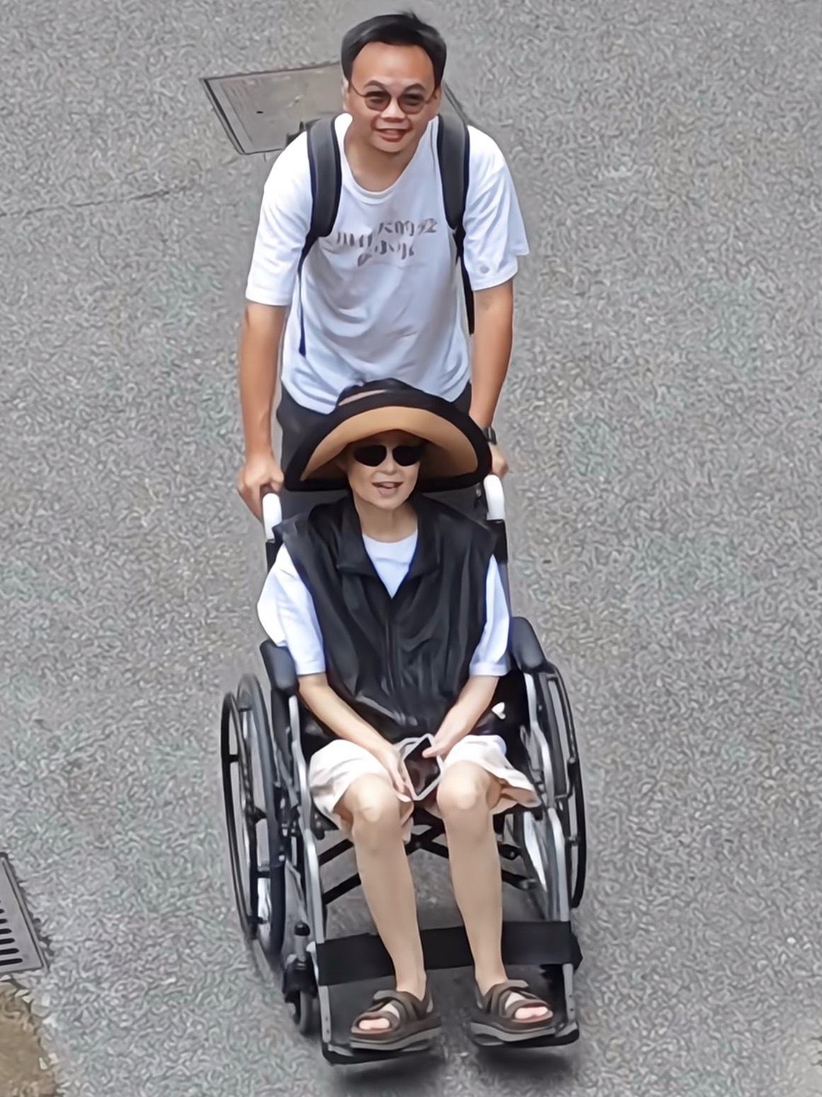 53岁袁立坐轮椅回归，重病手术后瘦到脱相，可以独立行走，精神状态不错！ 