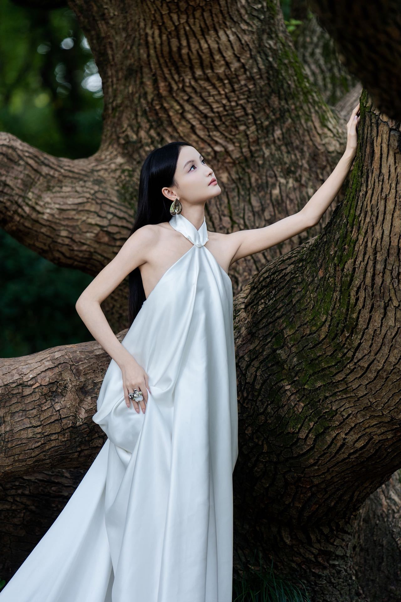 打破风格定义！林小宅两套看秀造型反差感拉满，一袭白裙尽显雅致格调，一身黑色系穿搭