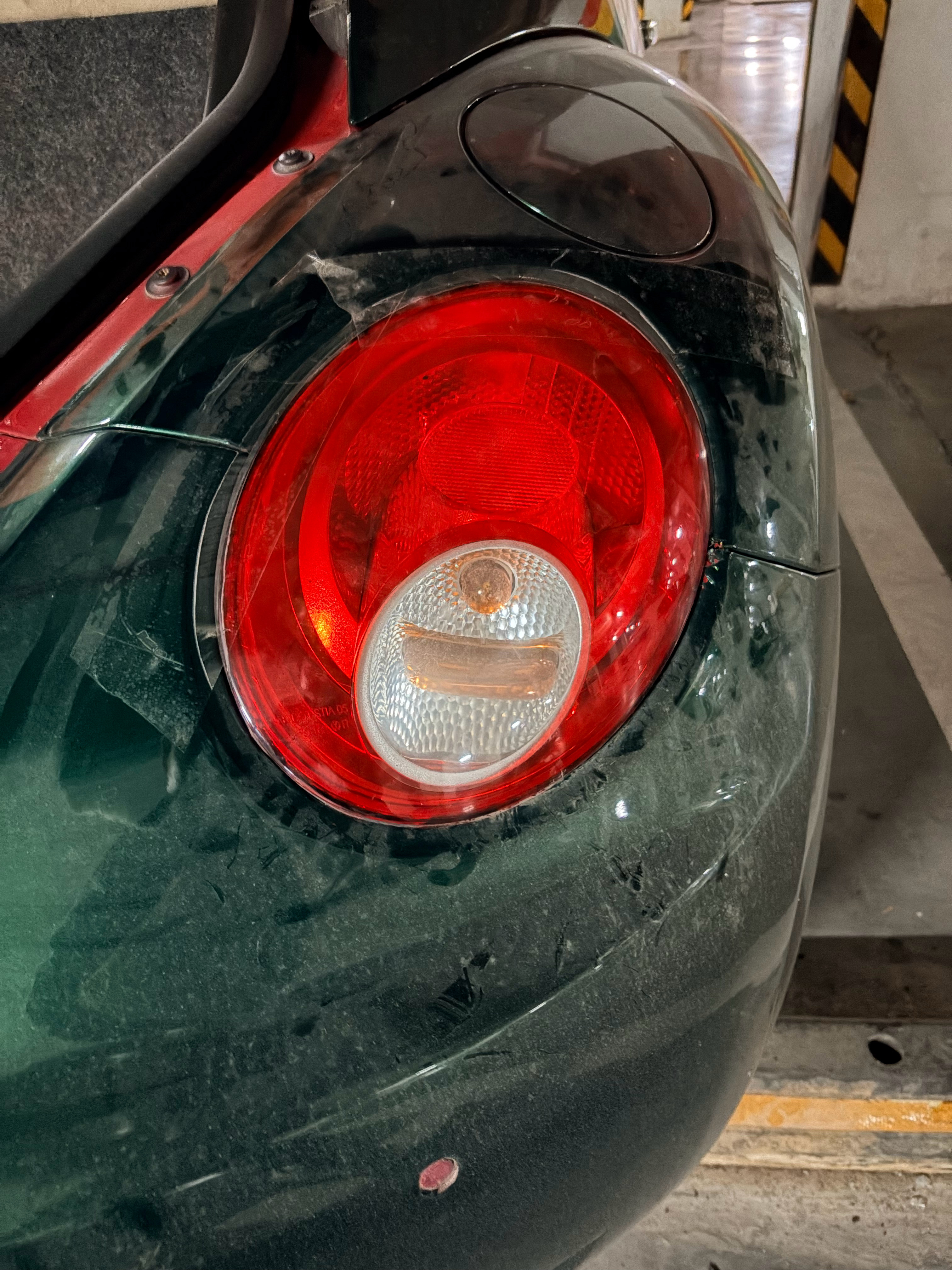 外面随便买了个 AB 胶粘那了，保险起见，再贴了点透明胶带。完美！ 