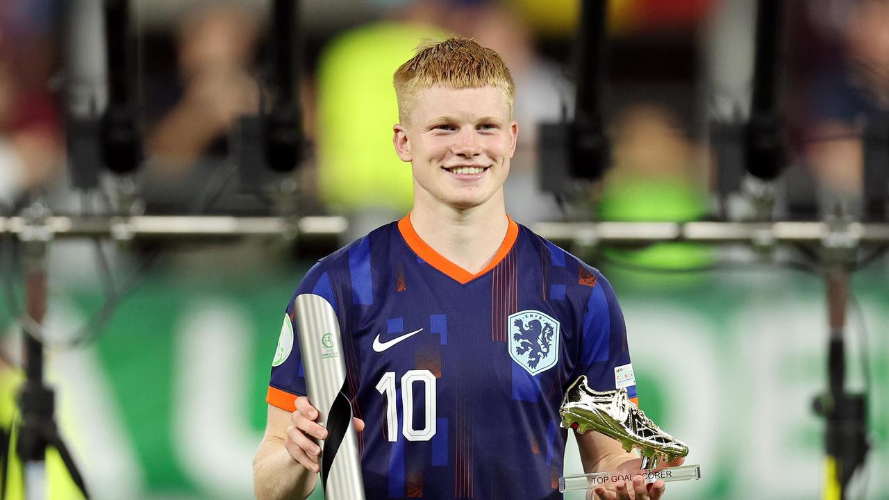 阿尔克马尔中场基斯·斯米特因在荷甲的出色表现吸引了欧洲多家俱乐部的关注。这位19