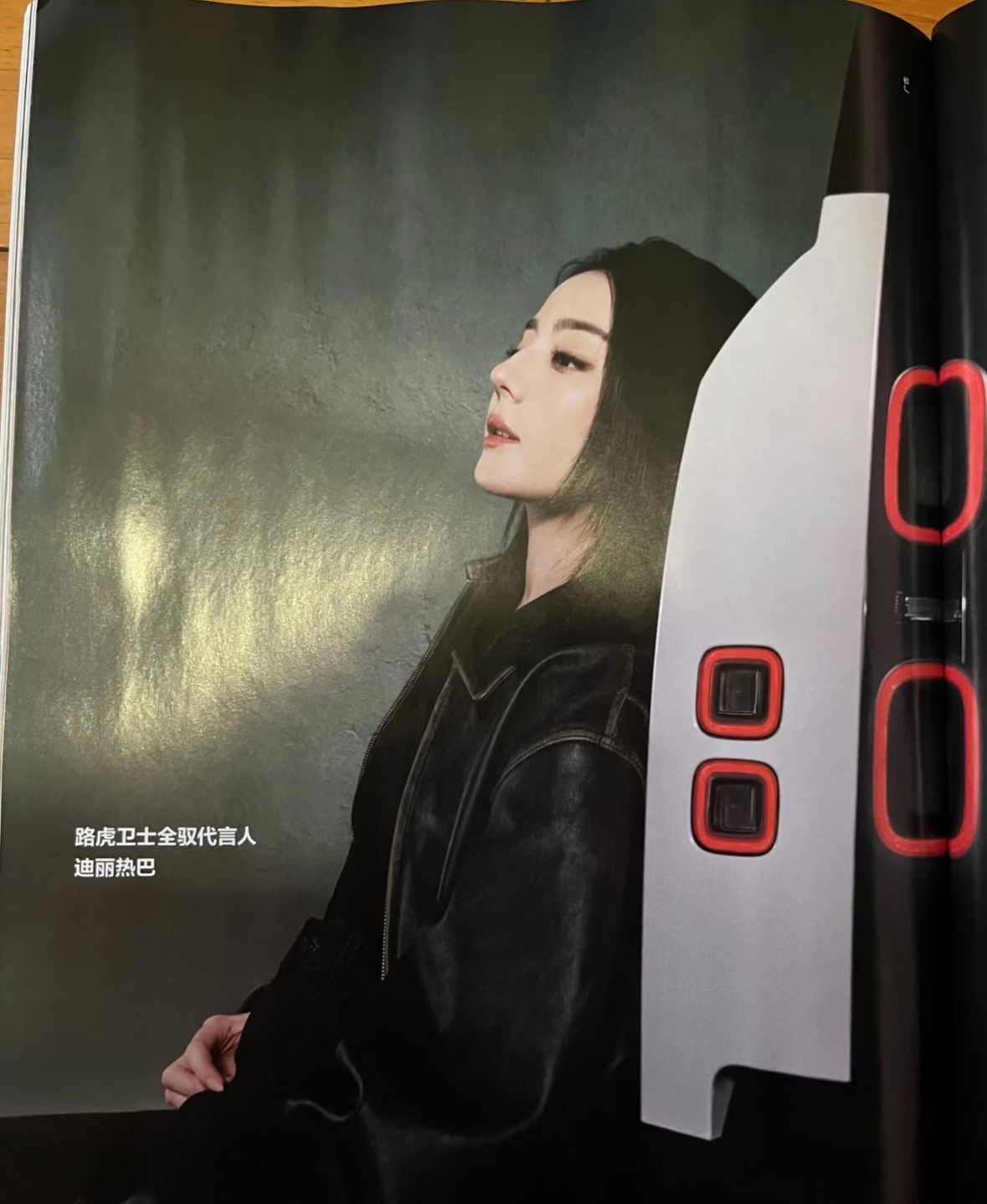 嘉人六月刊内页官宣先行，恭喜迪丽热巴拿下路虎卫士全驭首位代言人，不仅是商业价值最