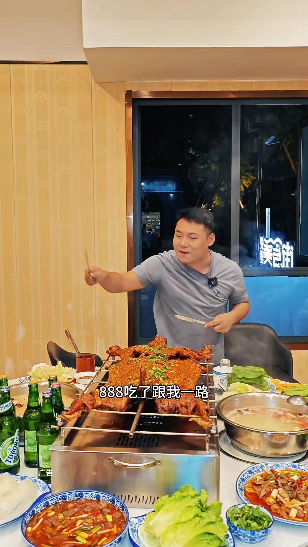 在融汇上泉坊发现一家宝藏烤全羊店！刚开业老板就放大招，现称现烤的全羊外焦里嫩，咬