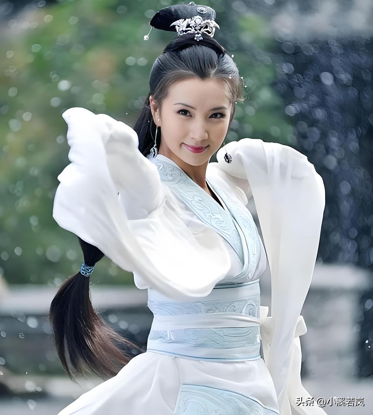 我认为英雄，他文武双全，他写的诗我很喜欢读：东临碣石，以观沧海。
水何澹澹，山岛
