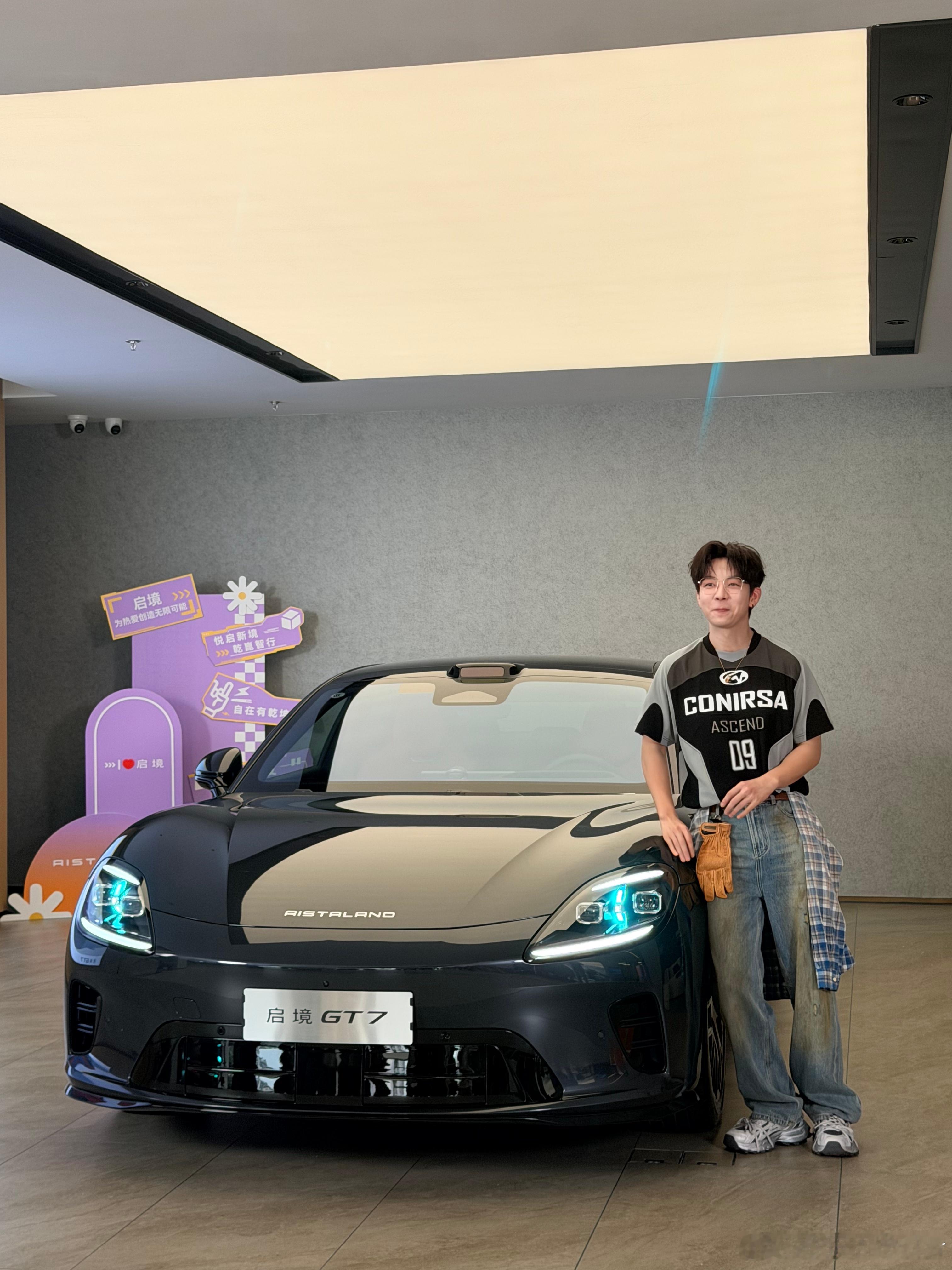 下次买车我就这么发朋友圈 在上海门店偶遇胡夏喜提启境GT7，全系出厂自带ADS5