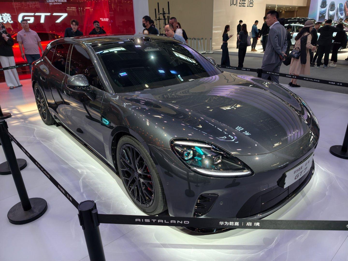 启境GT7这个黑色好看！没有那么深黑，灯光下亮灰似的很有质感。启境GT7亮相北京