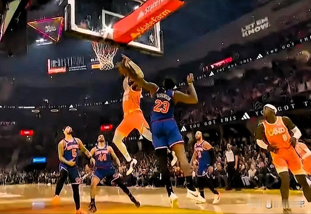 米切尔真是太嚣张了！在今日骑士对阵尼克斯的第一节比赛中，米切尔接施罗德助攻炸裂战