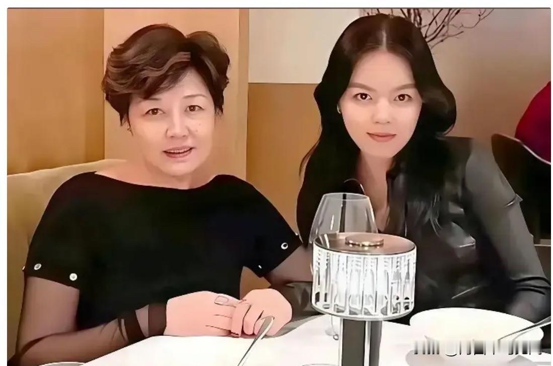 这是哈文与女儿法图麦在美国的一张合影。哈文曾是央视知名制片人，丈夫是主持人李咏。