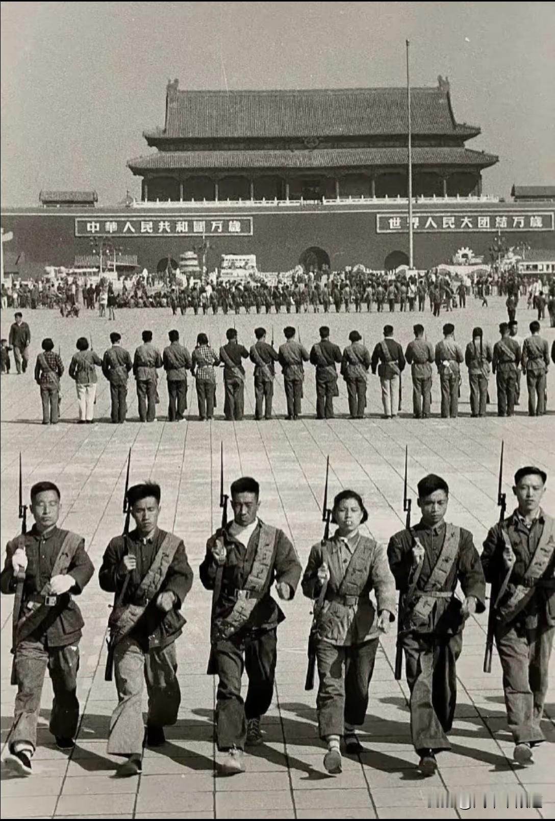 当年穷是穷了点，但精气神真是满满！
这张图片展示的是天安门广场的场景，背景是天安
