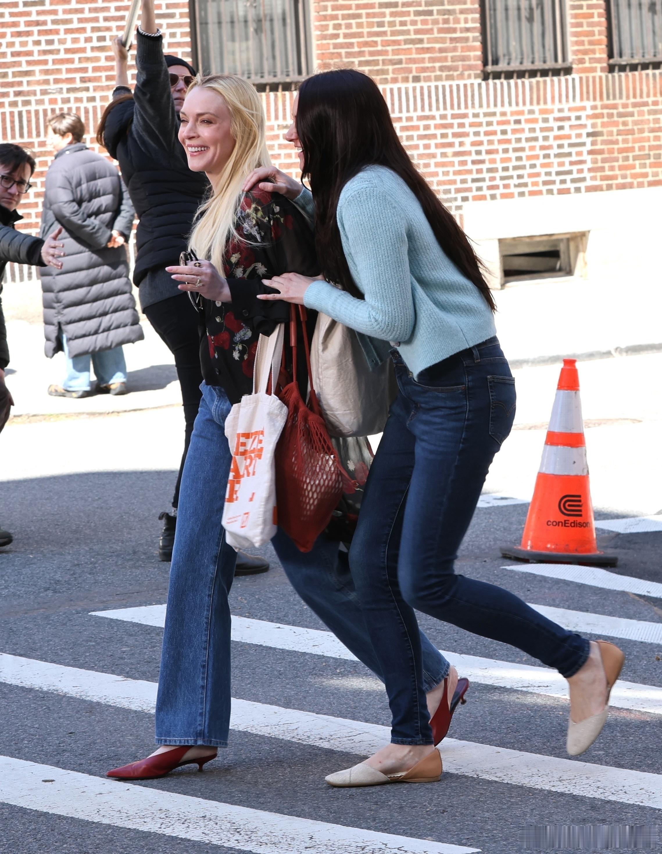 Lindsay Lohan林赛罗韩晒出和Shailene Woodley继续在纽
