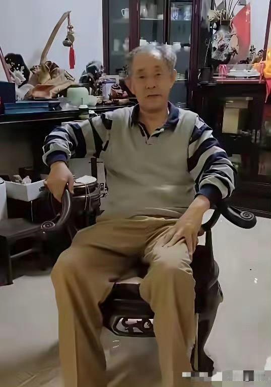 晚节不保。头顶着南京博物院前院长的闪亮光衔，徐湖平退而不休，参加各种社会活动，所