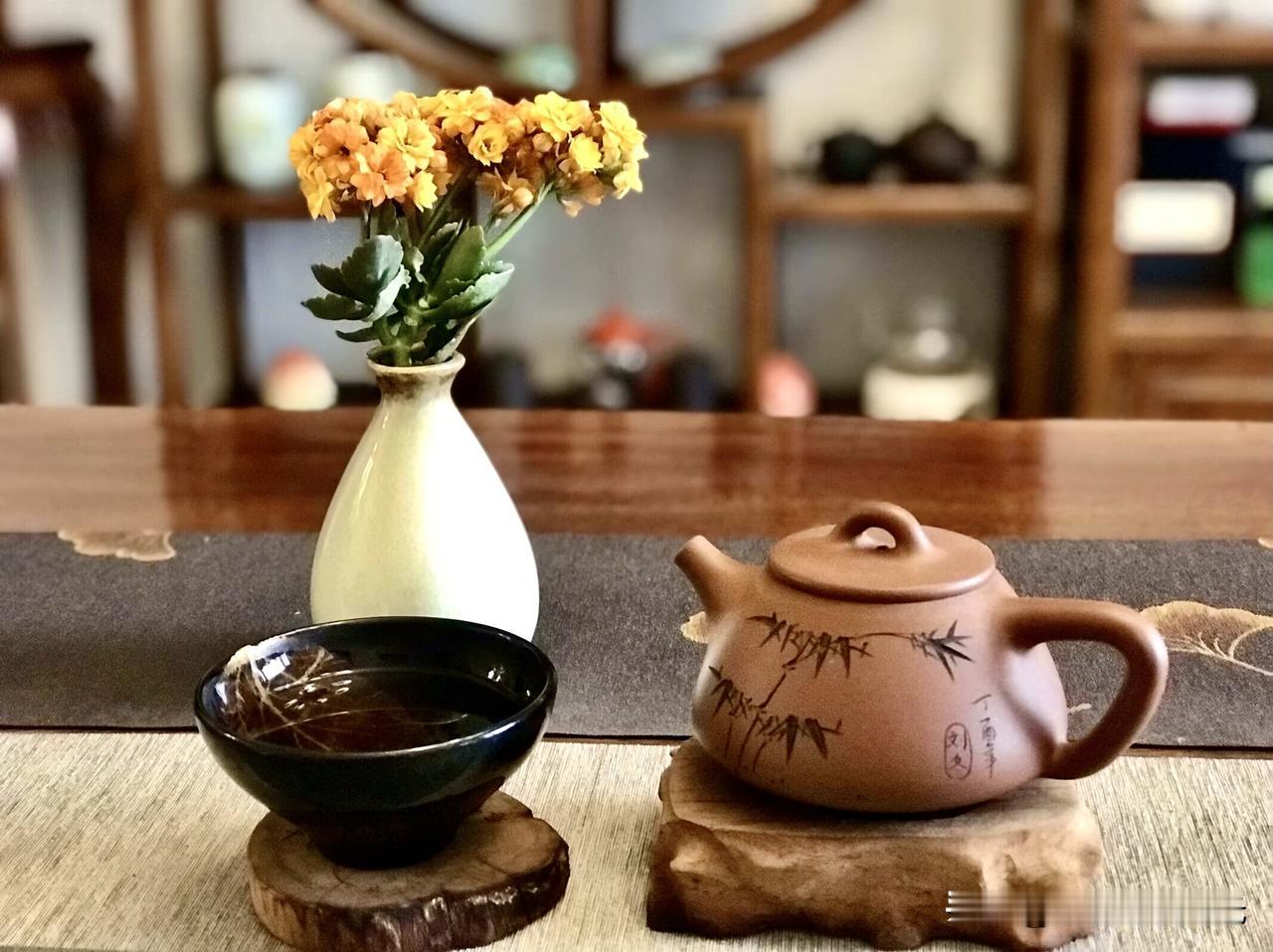 打开茶罐，取出约5克左右的茶，放在茶则中。

只见茶叶条索紧直，一根根，果真如名