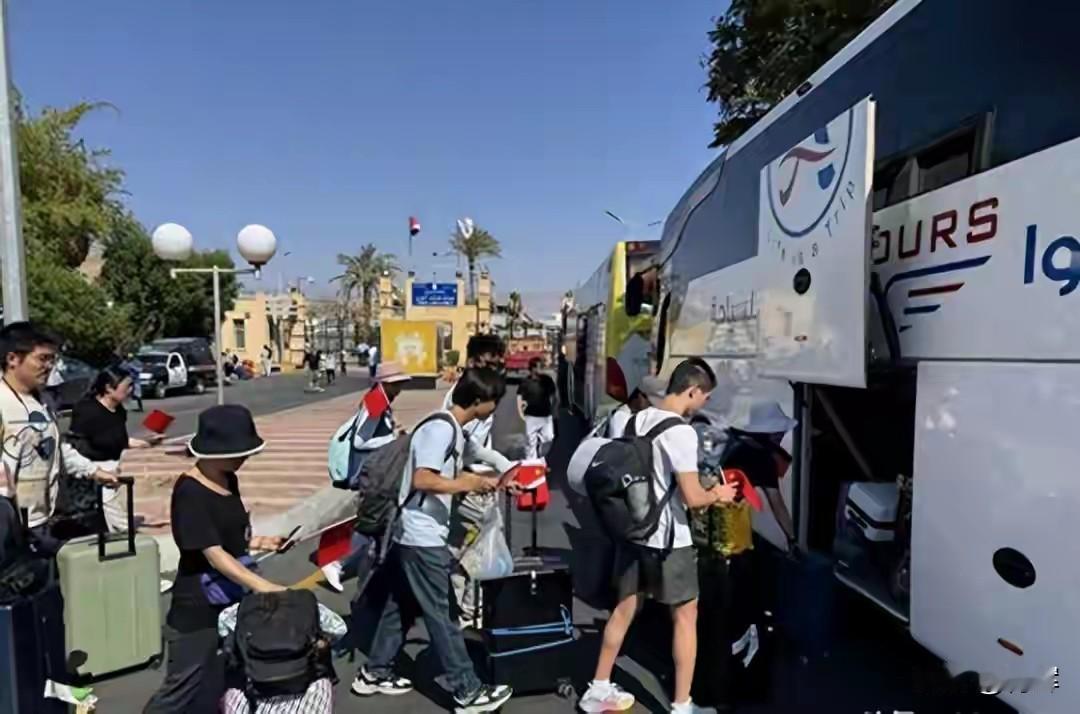 台当局到底是哪国人？大陆帮近百名台胞撤离被批认知战，日本帮了两个就差给人跪下了