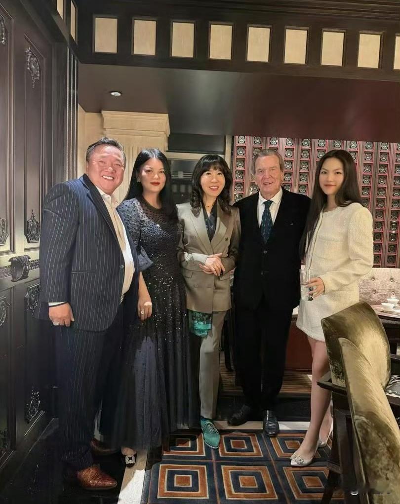 50岁李湘高调发文，晒女儿王诗龄与德国前总理施罗德合影，人脉圈层惹人惊叹。

有