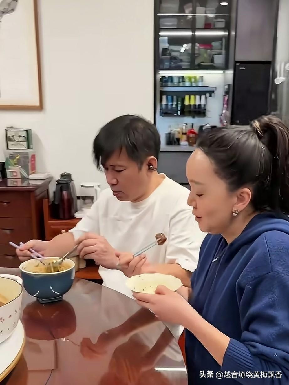 演员王一楠热衷于做饭，她给老公高鑫和女儿做了香气四溢的排骨面。高鑫和女儿每人都吃