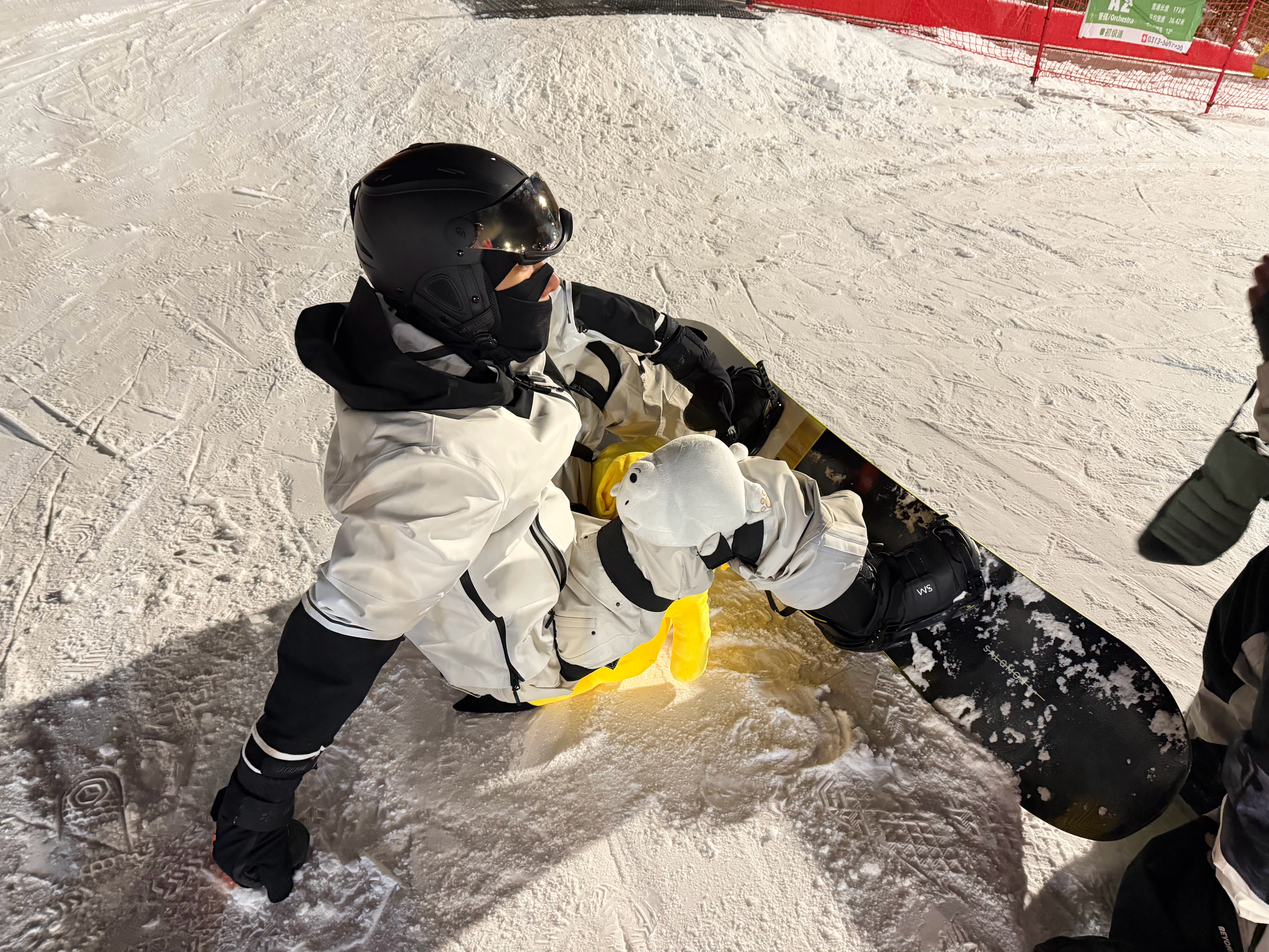 学滑雪的王安宇你萌！拥有屁垫选择权毫不犹豫选择了皮卡丘，被教练夸奖后一边说着真的
