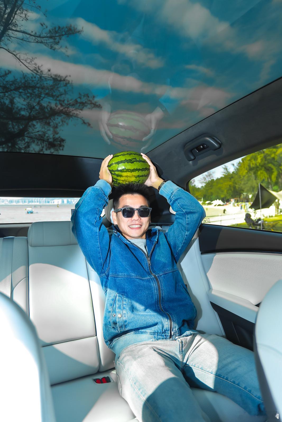 这回轮到我“顶瓜瓜”了就「拍照搭子」这个用途来说，小鹏P7+比小鹏G7强。应该说