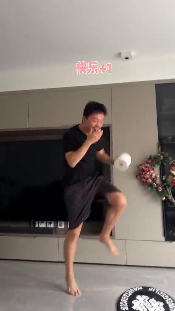 背后接纸大挑战。
欢迎来挑战。