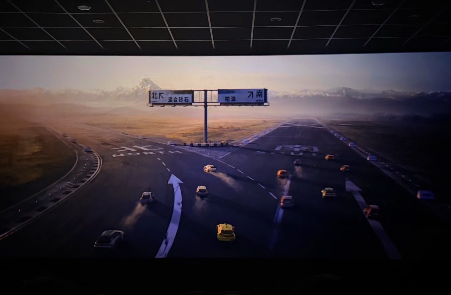 飞驰人生3看完了，很燃很刺激，全程加速视听效果很顶，记得里面有个莫名其妙的人给张