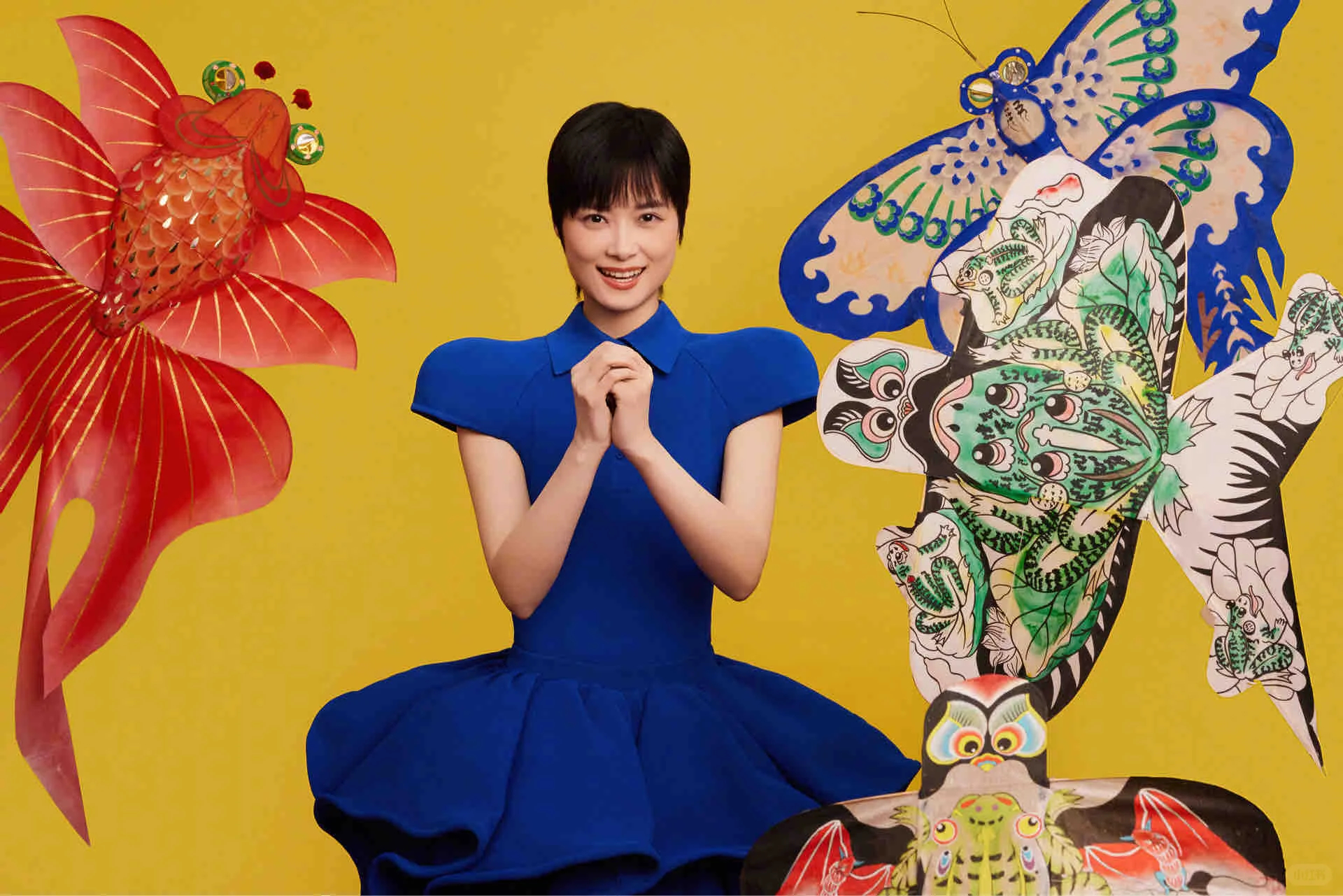 李宇春易烊千玺一个魔丸一个灵珠 李宇春深蓝裙装自带东方气韵，易烊千玺一身红装少年