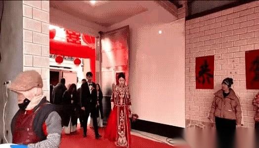 刷到这个新娘的走路姿势，我直接笑出了声，然后又有点想哭。
这哪是出嫁啊。
这分明