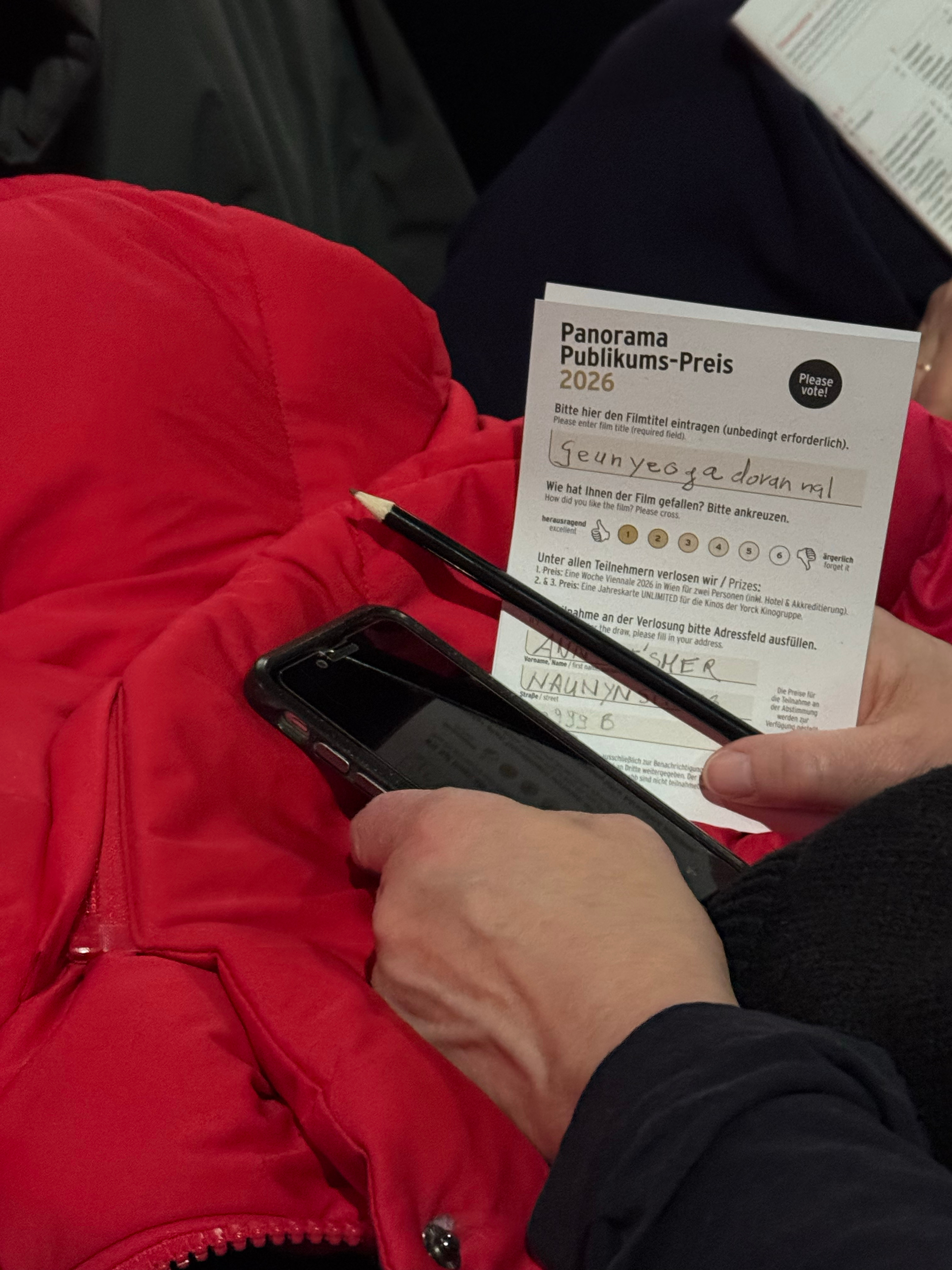 洪常秀真的还是柏林电影节的人气王，今年他的新片《她回来的那天》降级去了全景单元，