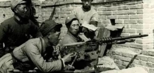 1939年，鲁雨亭率领900多名新四军，包围了大房庄据点里面的40多名日军。日军