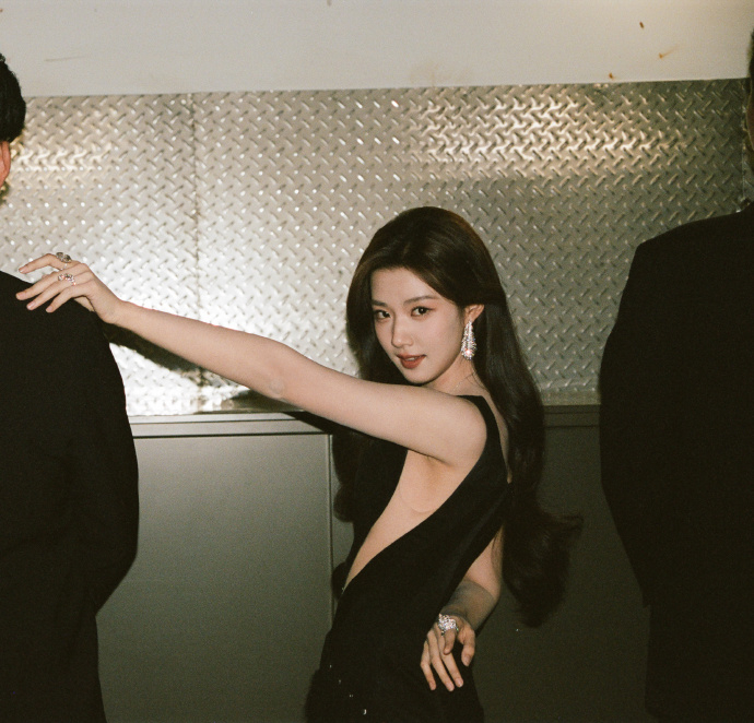 敖瑞鹏一觉醒来掉榜二了内娱抽象赛道卷疯了！敖瑞鹏一觉醒来被卢昱晓弯道超车，人家5