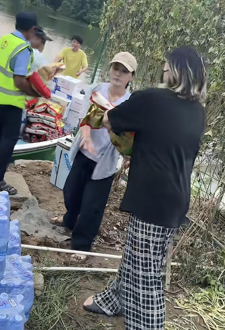 瑾汐不但给莆田捐款，而且还帮助灾区运送物资，这段时间因为莆田连续大暴雨导致很多地