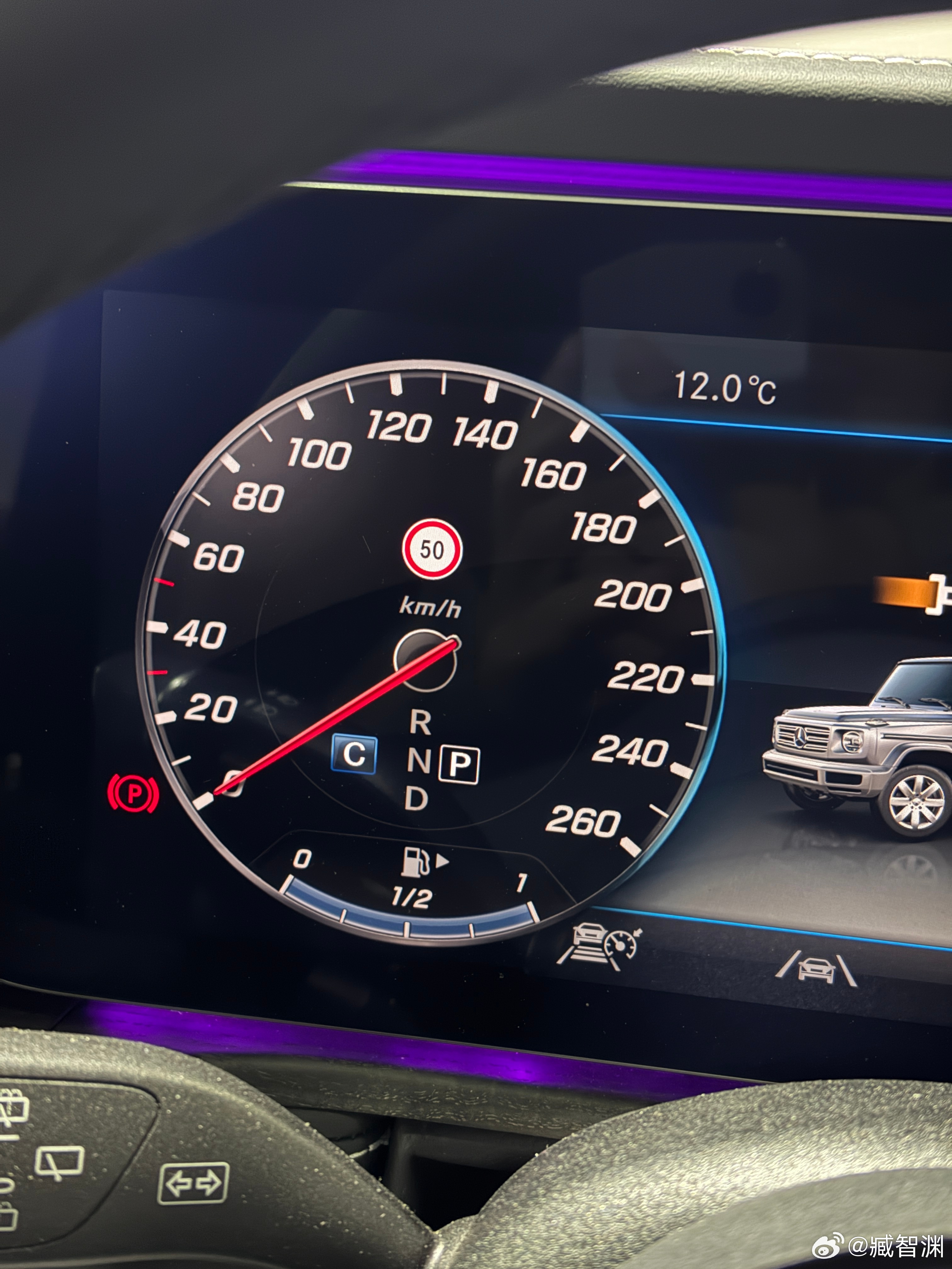 笑死，跟一台GLE53并排了一会儿，然后奔驰双车进站。在涨价前夜，加满油…我与汽