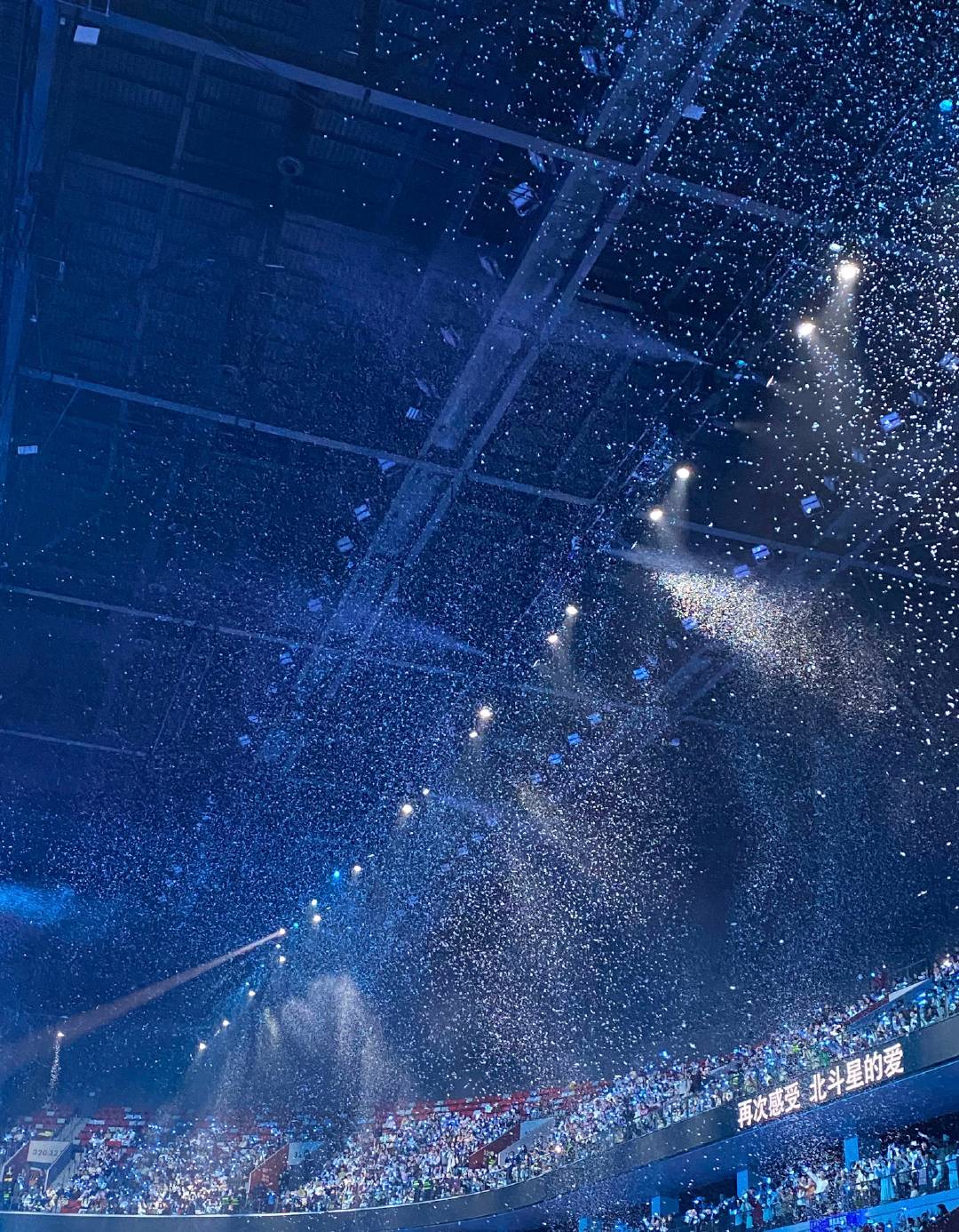 张杰张杰跨年准备了初雪 初雪配《何必在一起》！张杰跨年舞台美到犯规，氛围感直接拉