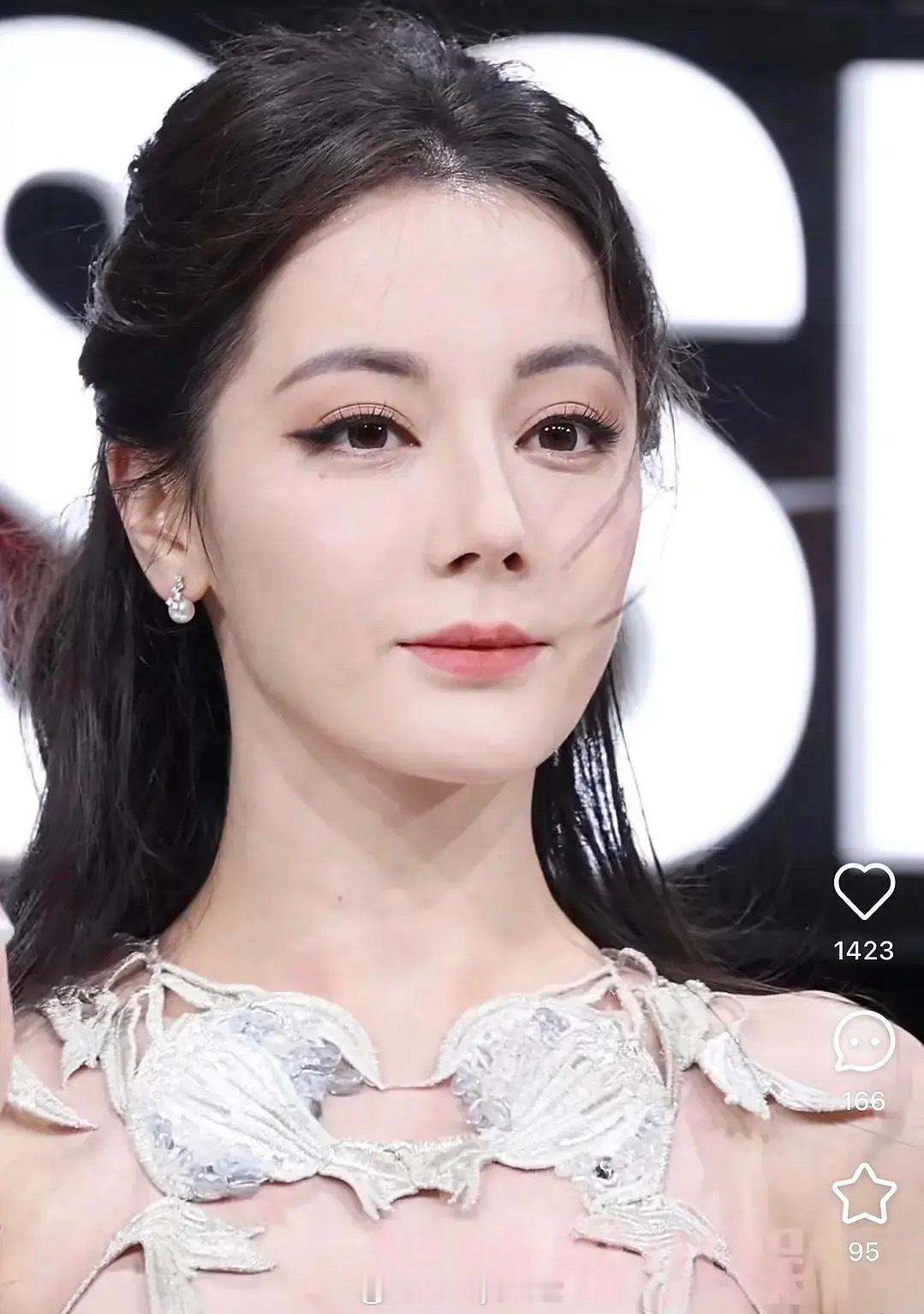 王亚飞今天给迪丽热巴化的妆又被粉丝吐槽了，粉丝在迪丽热巴工作室评论区留言，要求接