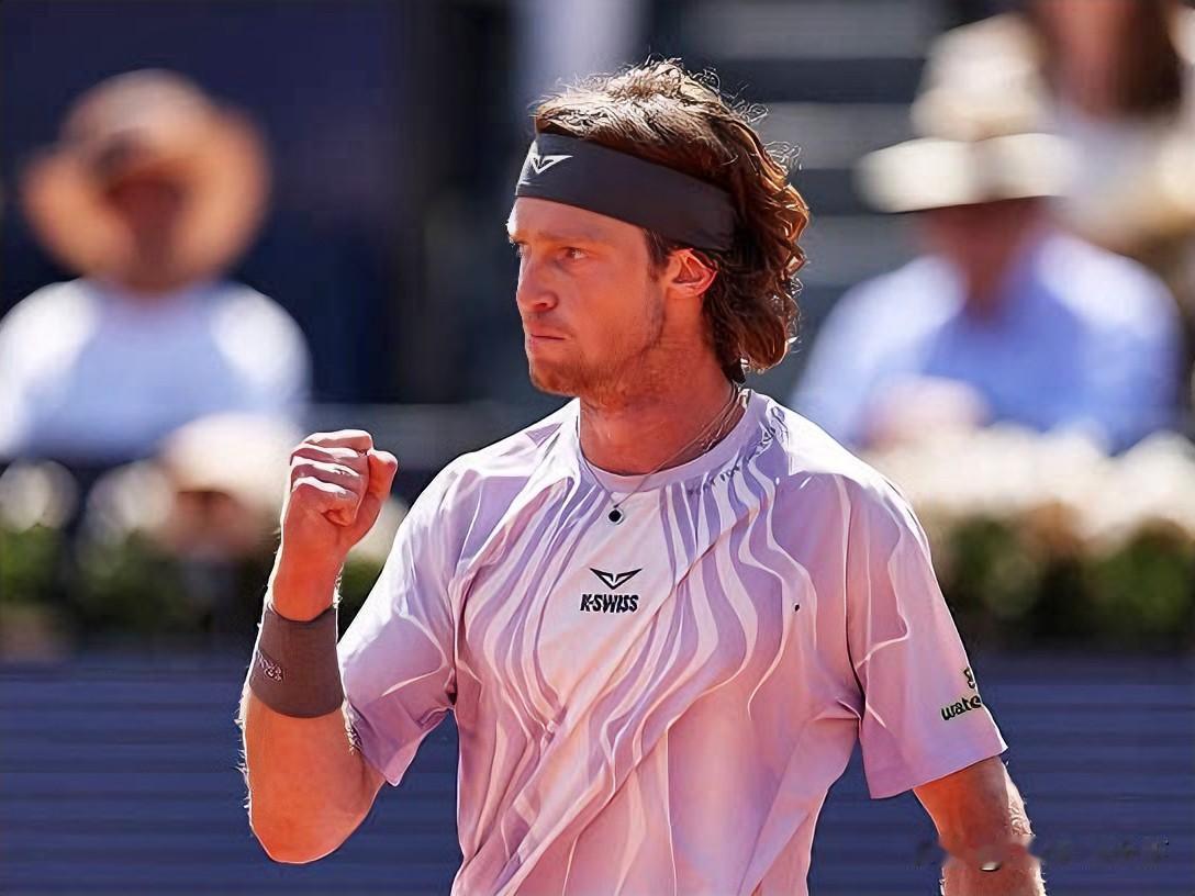 卢布列夫三盘逆转晋级巴塞罗那决赛，暴力的俄罗斯人实力逐渐回归！

卢布列夫3-6