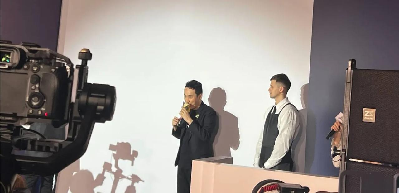 孙宇晨今日下午已于香港活动现场吃掉 620 万美元香蕉艺术品。
孙宇晨620万刀