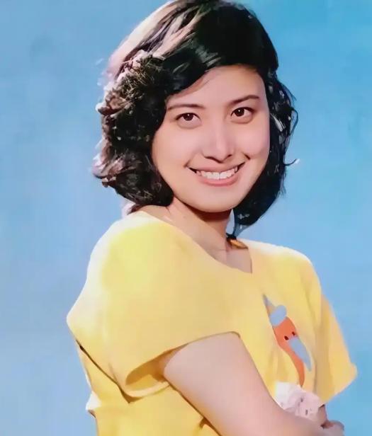 51岁生龙凤胎，她赌赢了！ 演员吴玉华，39岁离婚，因为前夫汪俊坚持丁克。她转身