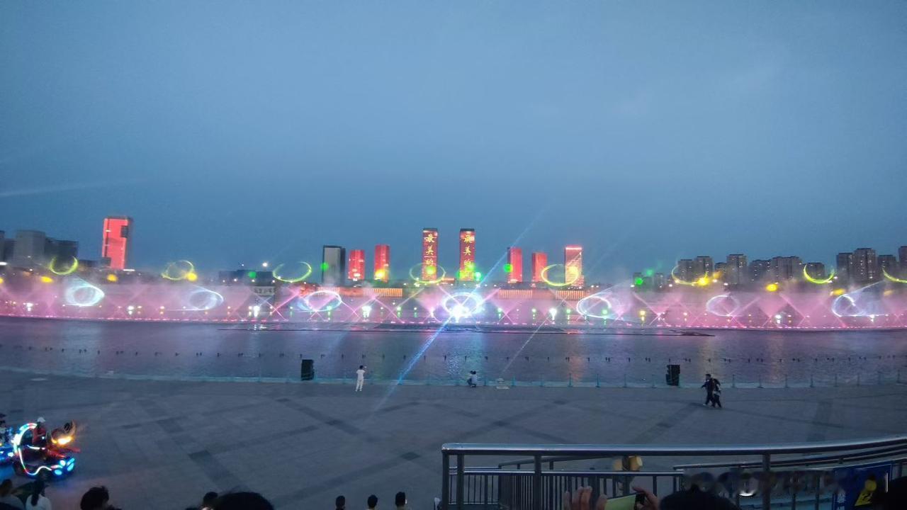 夜再深 ，总有赶路人 ，只是有人朝东 ，有人往西 ，有人走南 ，有人闯北！