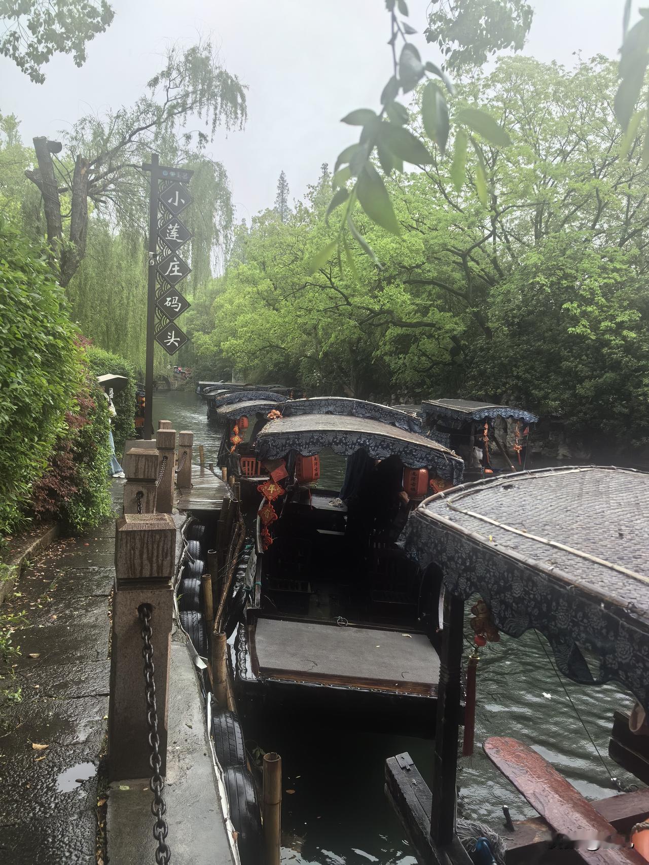 今天出了上海，到一处烟雨长廊与亭台楼阁中漫步，找到几位古诗人为它留下的诗篇，请您