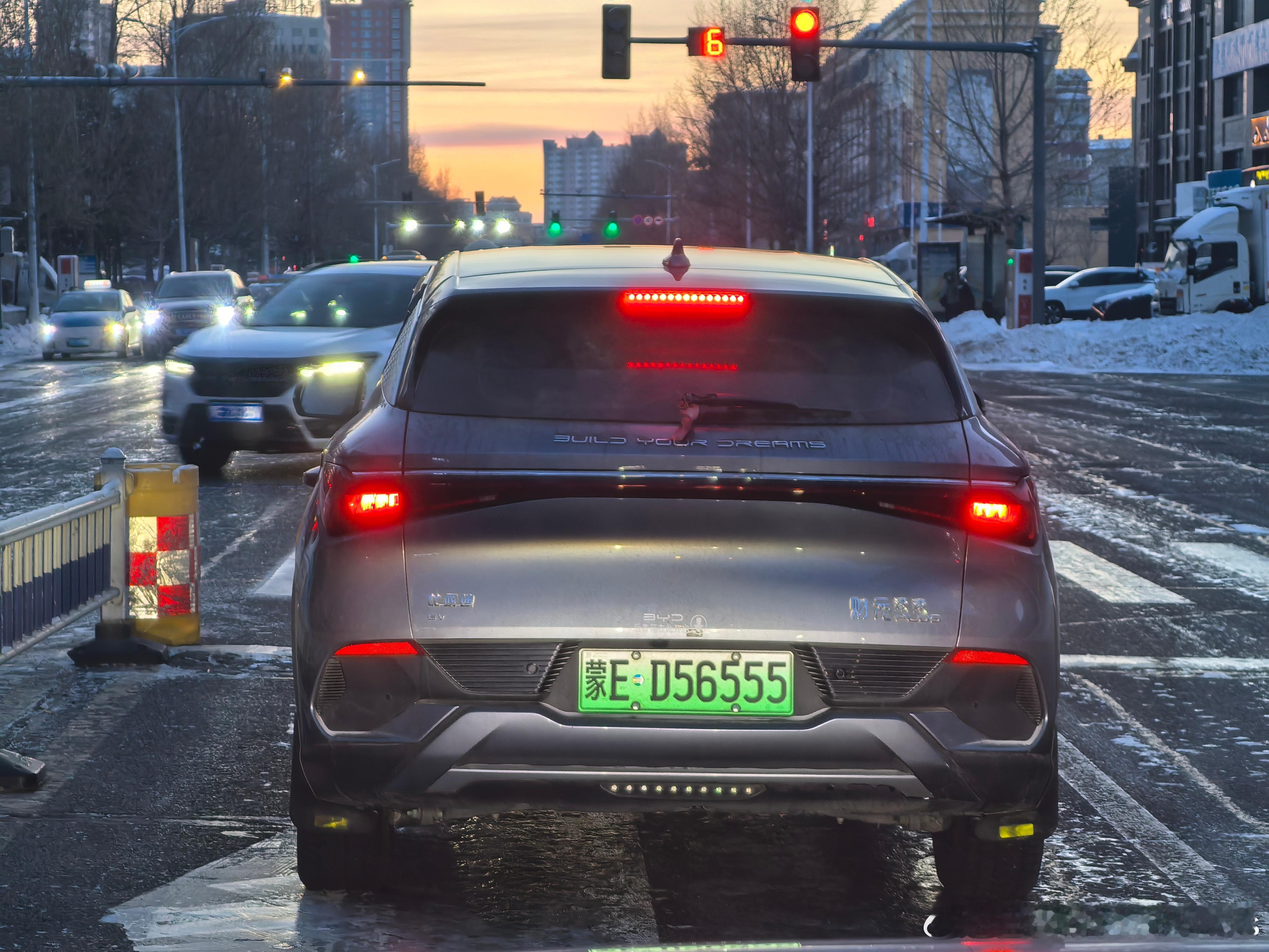 新能源甚至纯电就在这零下二三十度的天里哐哐造啊，啥冬季测试也不如直接在海拉尔、牙