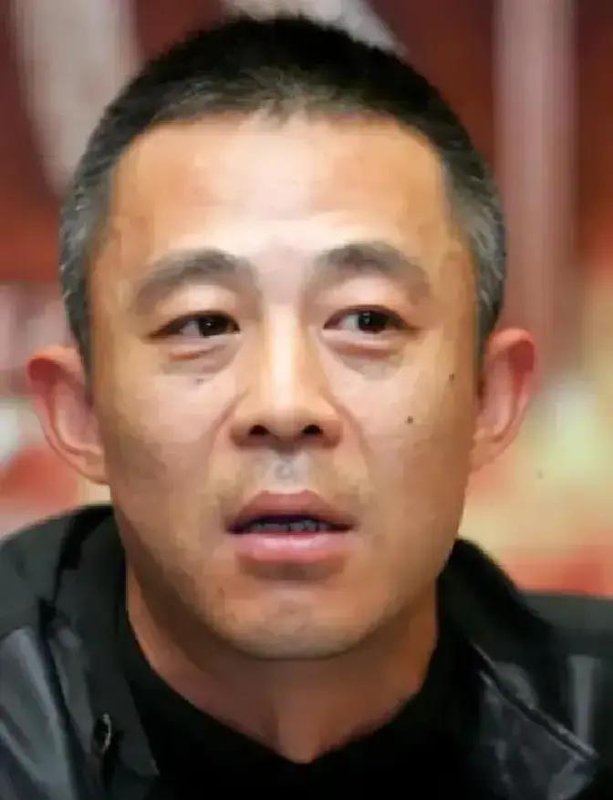 说句大实话，58岁再当爹，最扎心的不是年龄。是他第一次把“父亲”当成一个有时限的