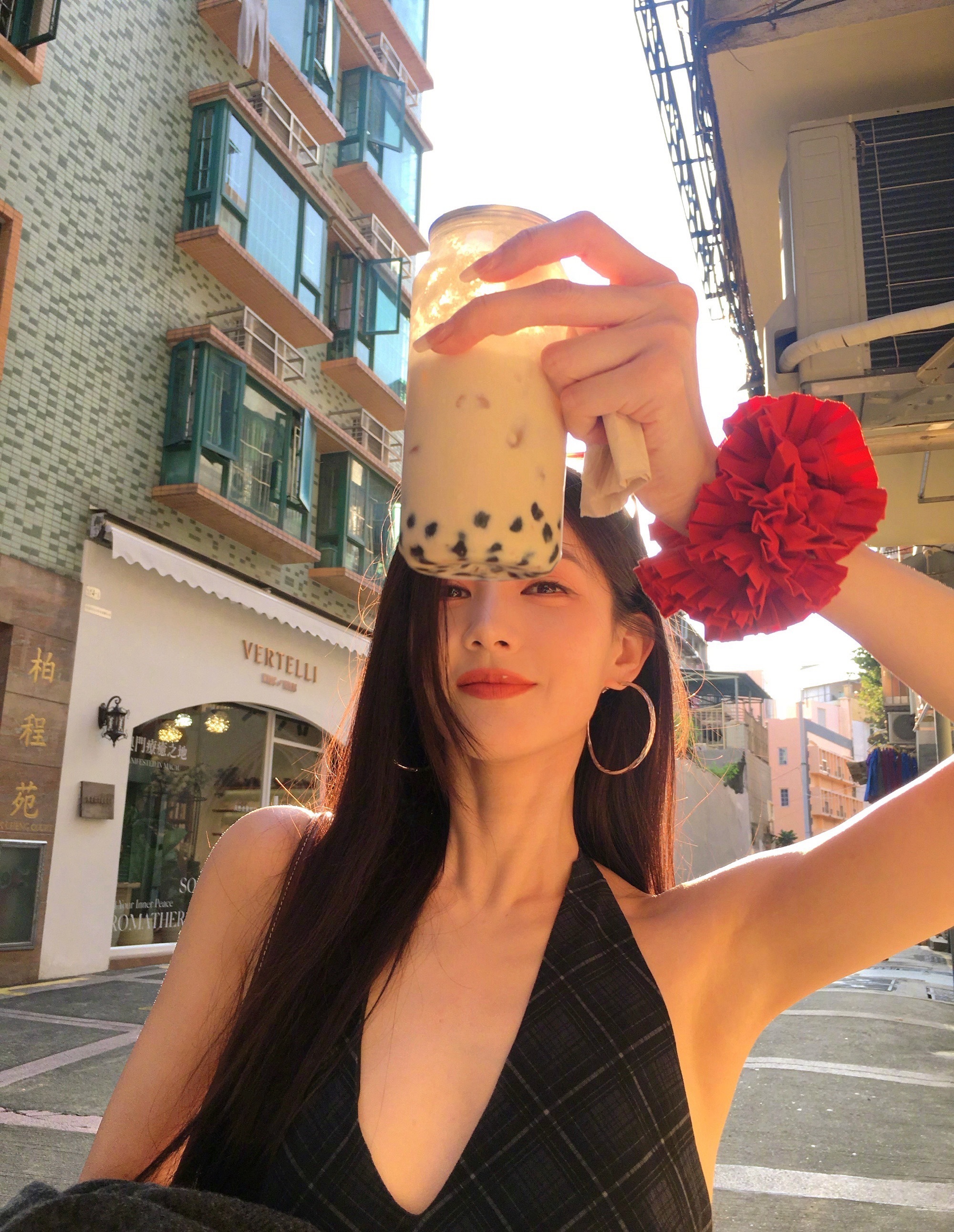 李一桐澳门街头随拍 姐姐美成这样[舔屏]我才需要喝中药吧！李一桐根本没喝中药李一