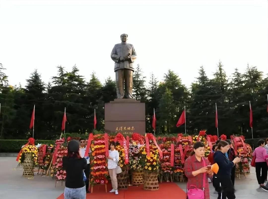 最近听到一句非常感人的话，说毛主席是人民的知己。人民的冷暖只有毛主席心里一清二楚