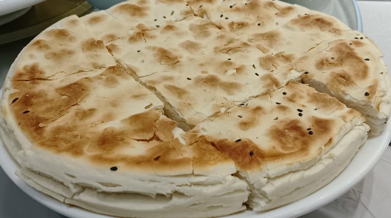 大锅盎馍，酥酥脆脆，香。