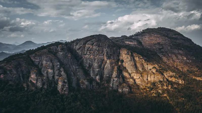 再说岩山科技
岩山科技连续三天“一字板”涨停，封单资金超过206亿，妥妥的近期“