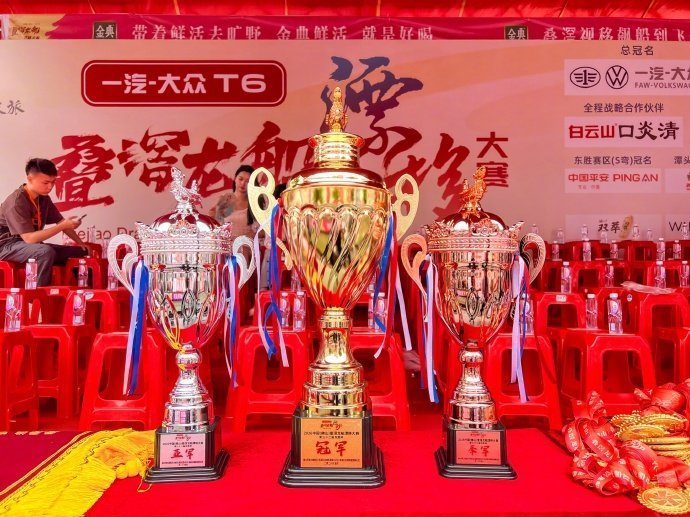 三米宽的河道开出了F1的心跳 看叠滘龙船比看赛车还刺激！船身擦着岸石过的时候，我