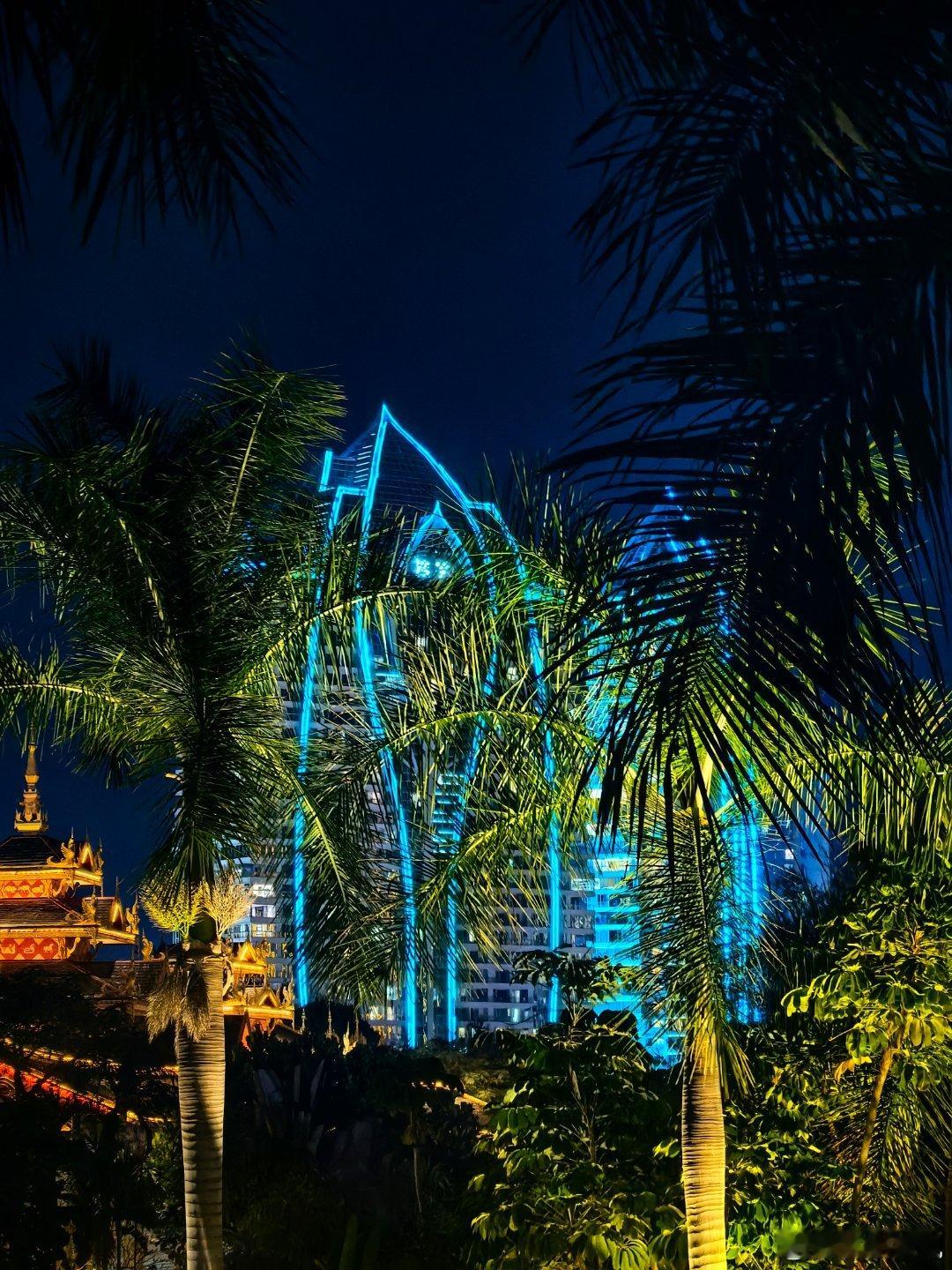 隔江观夜市，满满烟火气。 景洪·告庄西双景