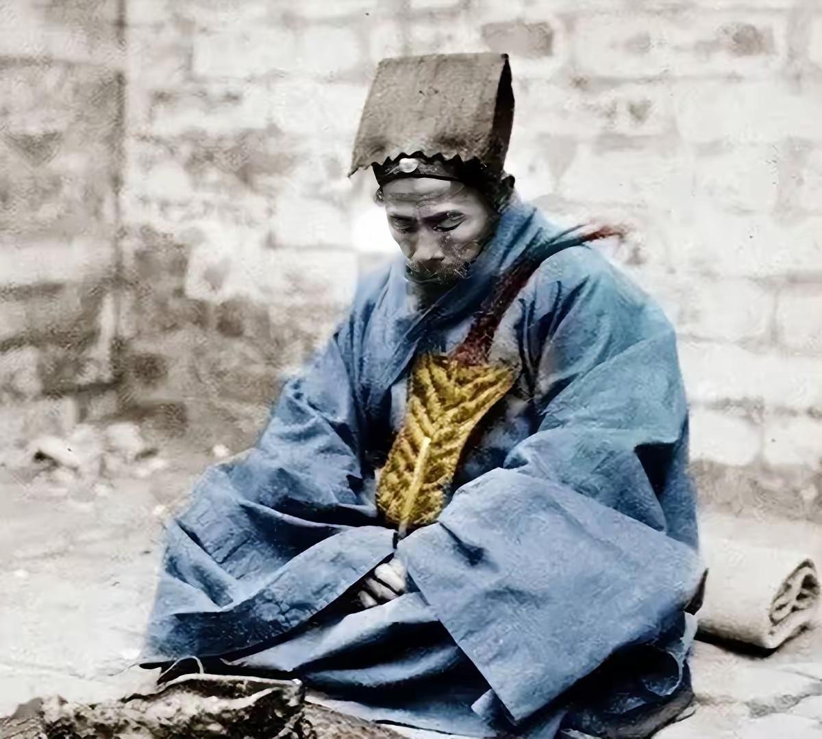 1937年，甘肃万佛峡，马家军将一个老道吊起来，还当着他的面，把一个小道士开膛破