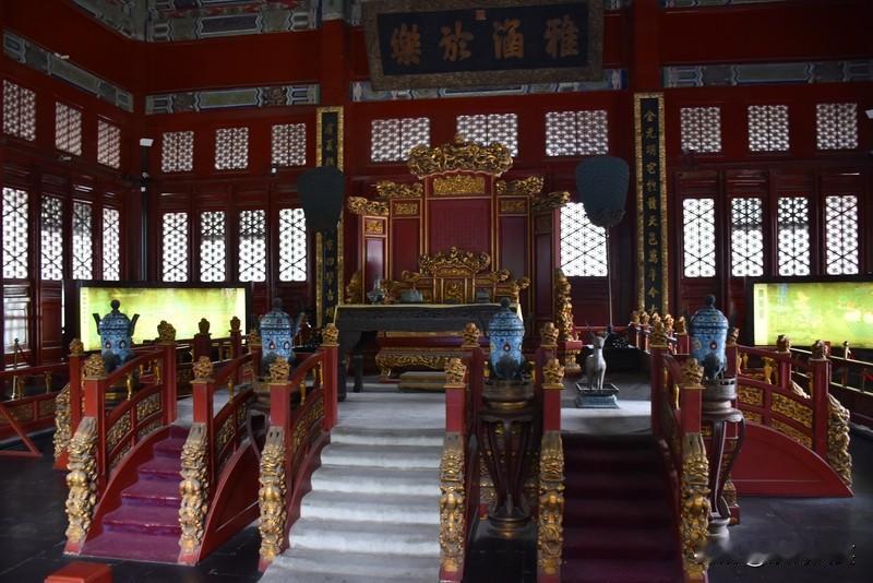 狄仁杰与刘墉皆以断案闻名，但风格不同。狄仁杰擅长刑侦推理，逻辑缜密，能从细微处抽