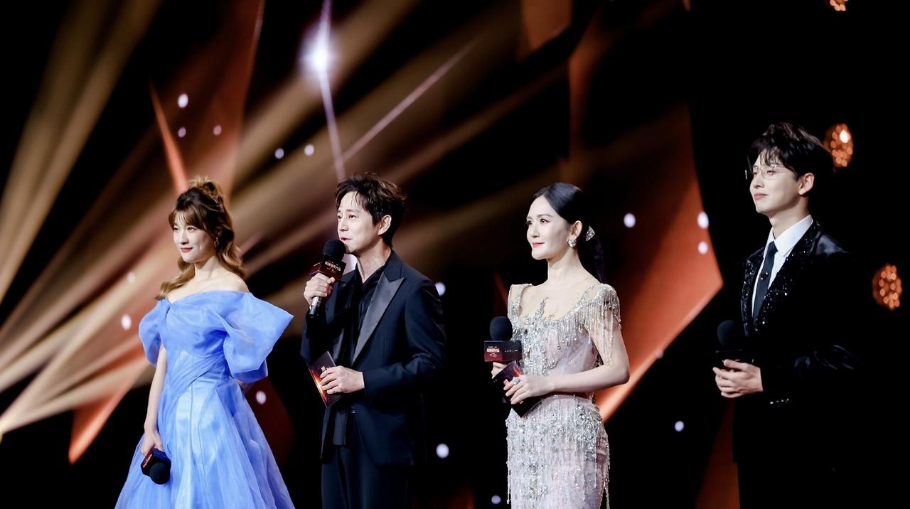 何炅 谢娜一出场，是谁的青春又回来了？两人是彼此最懂的朋友，最默契的搭档。看到他