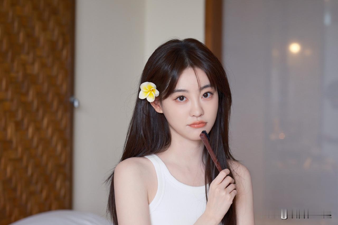 祝绪丹又来晒美照了，一身白吊带搭配小花，温柔又可爱。
祝绪丹晒出自己的美照，她身